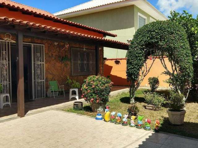 'casa parcialmente mobiliada em condomínio de frente para lagoa com piscina'