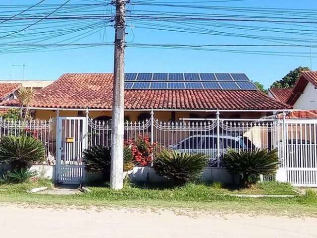 'Casa linear, auto sustentável com piscina e casa independente nos fundos.'