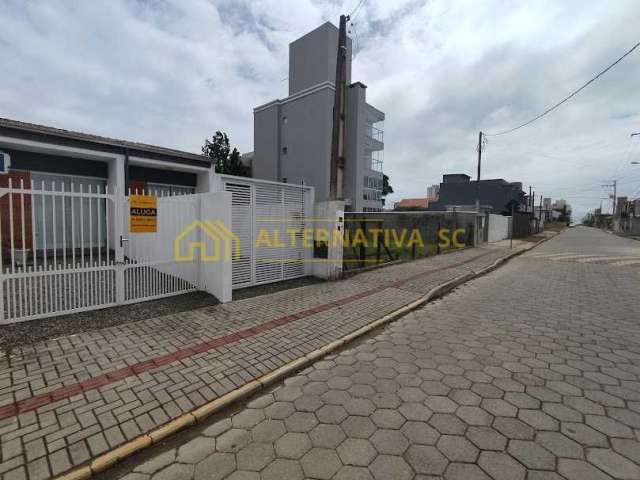 Casa geminada mobiliada para locação anual com 01 quarto em Itacolomi, Balneário Piçarras