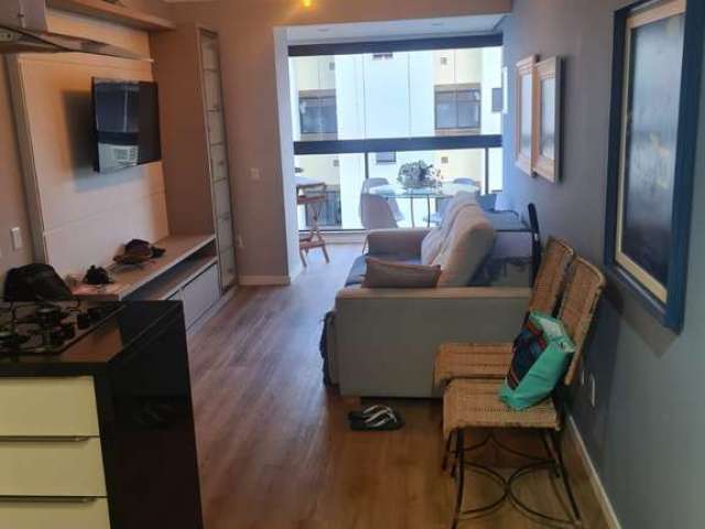 Apartamento Mobiliado (Porteira Fechada) com 64m² á aproximadamente 200 metros da Praia Brava.