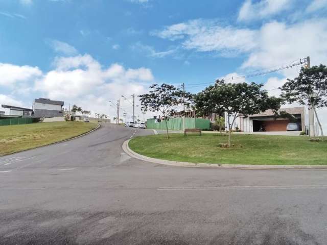 Lote em declive com 543 m² no Alphaville