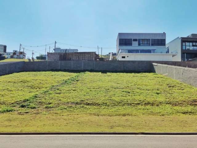 Lote com leve aclive com 488 m² no Alphaville