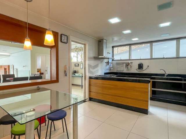 Essa casa é para quem busca uma total integração entre os ambientes!! Cada detalhe foi pensado com muita inteligência! Integração total entre a sala, cozinha e espaço gourmet , proporcionando um excel