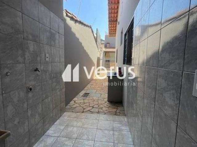 Casa com 3 quartos à venda no Conjunto Segismundo Pereira, Uberlândia  por R$ 750.000