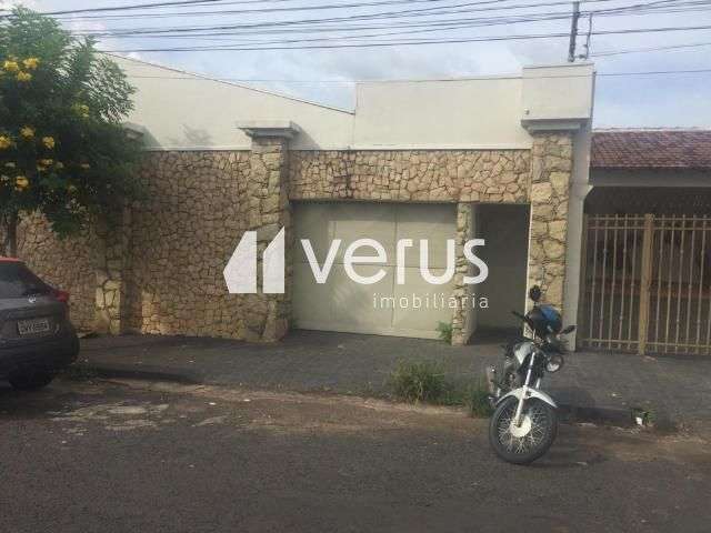 Casa comercial com 1 sala para alugar no Brasil, Uberlândia  por R$ 4.000