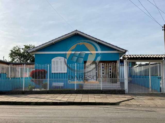 Casa de alvenaria ampla com piscina em ótima localização