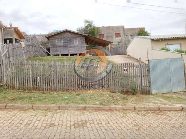 Casa de madeira com  terreno amplo em localização privilegiada