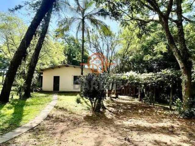 Casa de alvenaria com suíte e 1 dormitório em terreno amplo