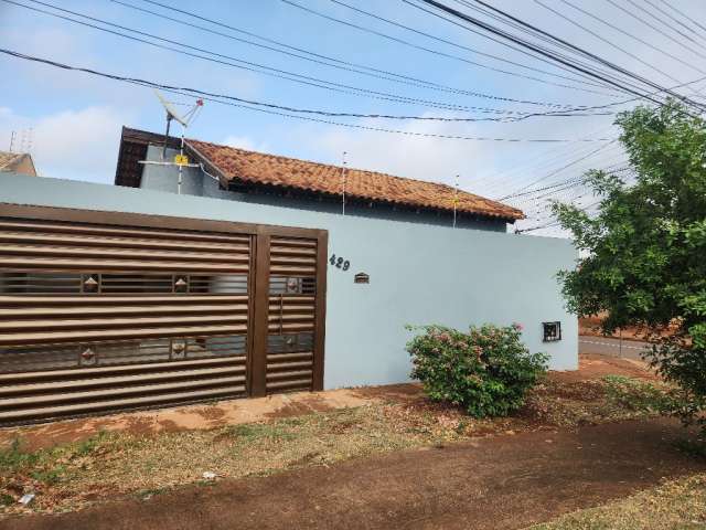 Casa de esquina.  1 quadra da Av. São Nicolau.