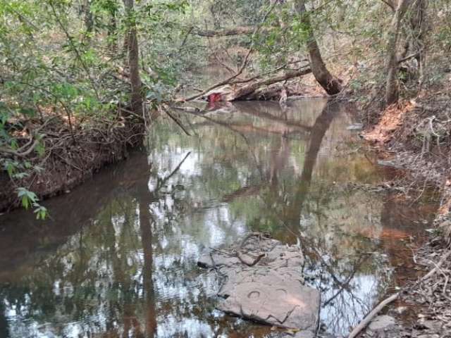 Chacara de 2 5 hectares.  Com Rio.