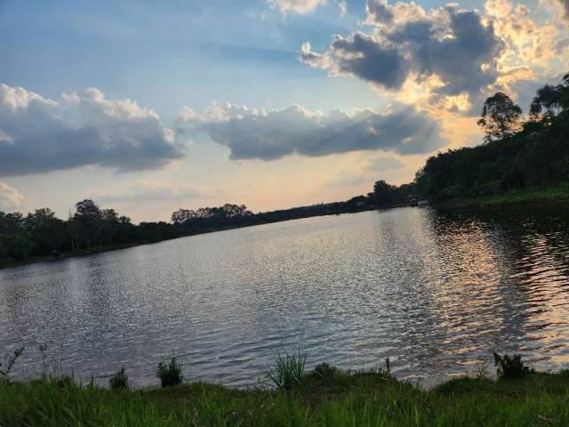 Sobrado. Para quem deseja Paz e curti a natureza. PERMUTA.