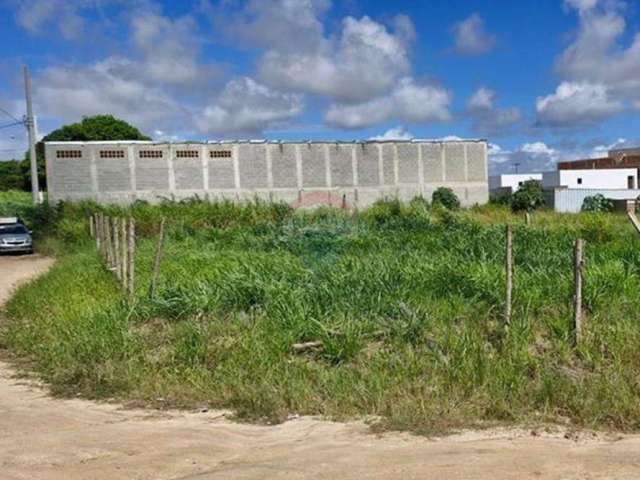 Um Terreno muito bem localizado a margem da RJ 106 , de esquina