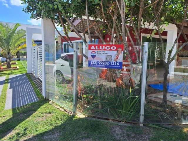 Casa em condomínio para aluguel de três quartos sendo uma suíte e com área de lazer piscina e churrasqueira.