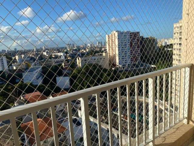 O apartamento andar alto,nascente,com 1 quarto(com suíte),1 banheiro social,duas garagens cobertas.