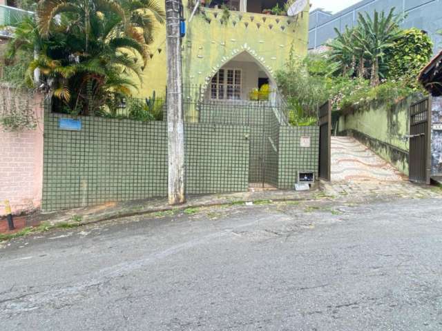 Casa Térrea Espaçosa e Funcional com 6 Vagas de Garagem no Matatú de Brotas