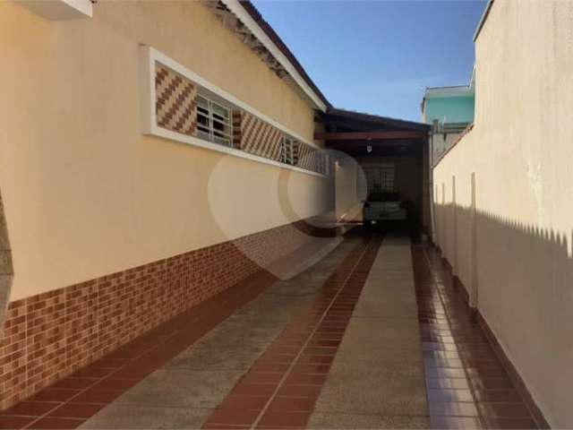 Excelente casa à venda com 3 quartos com armários, quintal com edícula, churrasqueira, 6 vagas