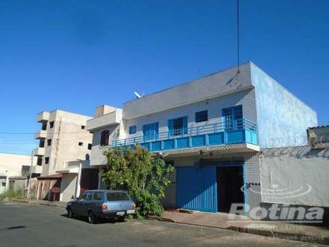 Casa à venda, 5 quartos, Umuarama - Uberlândia/MG - R$ 800.000,00