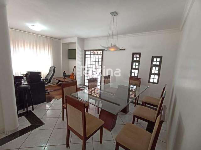 Casa à venda, 3 quartos, Umuarama - Uberlândia/MG - Rotina Imobiliária