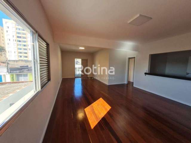 Apartamento no Bairro Martins, todo reformado e ótima localização.