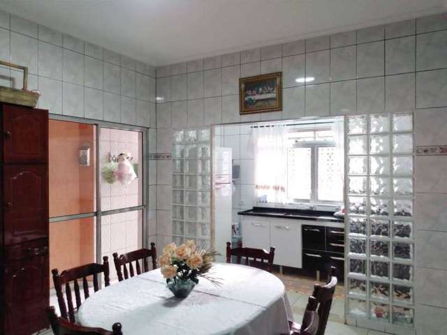 Casa com 2 dormitórios, via pública em Carapicuíba