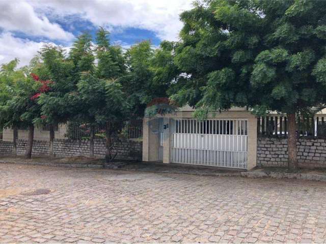 Casa muito ampla com 5 quartos sendo um suíte master no Parque Floresta