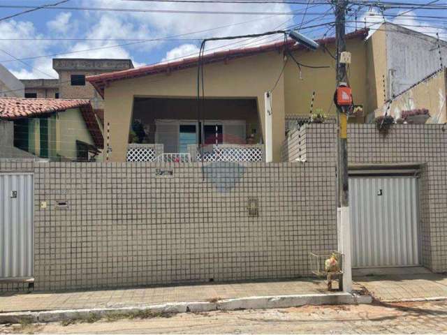 Casa no Barro Vermelho por R$ 380.000,00 - com 400m², 5 quartos, sendo 1 suíte na casa Master e 2 suítes em casa anexa.