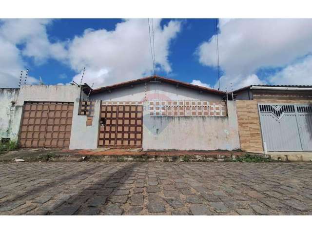 Casa á venda no bairro pajuçara - aceita financiamento.