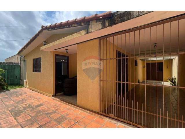 Casa em Lagoa Nova - R$ 350.000,00 - 4 Quartos, 3 Banheiros, 03 salas, 02 cozinhas, 01 área de serviço, 01 lavanderia