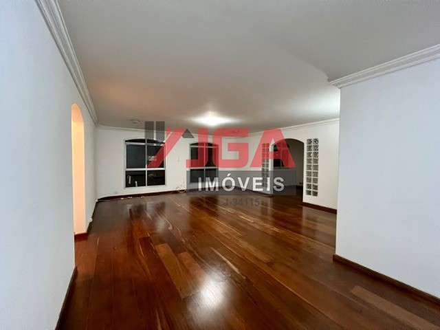 Apartamento 4 dormitórios, 1 suíte, 169 m, sala com 3 ambientes, ampla cozinha e copa, dependência de empregada e duas vagas. Ótima localização no Jardim Marajoara, rua com todos os serviços e comerci