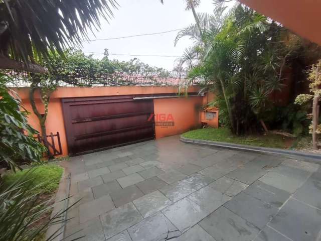 Casa a venda estilo colonial, com acabemento em madeira de lei, Na Zona Sul de São Paulo