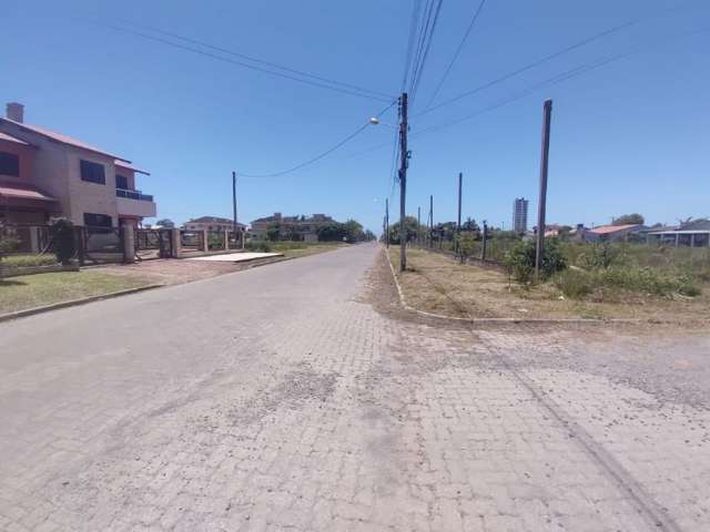 Terreno de esquina próximo ao centro e praia.