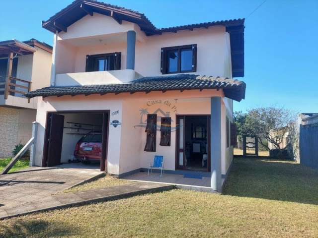 Linda residência localizada no balneário Quatro Lagos, em Arroio do Sal, com 110m² de área construída, a apenas 200 metros do centro.