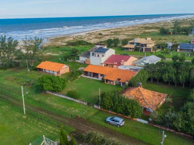 Descubra a beleza e o potencial de investimento desta charmosa casa no Bairro Rondinha, localizada no acolhedor município de Arroio do Sal. A apenas 30 metros da beira mar.