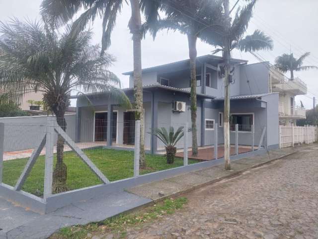 Com uma área de 120m², localizada no Bairro Praia da Cal em Torres, Essa linda e aconchegante casa.