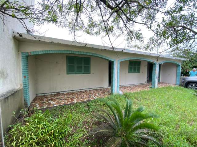 Casa à venda em Arroio do Sal, balneário Areias Brancas, distante 120 metros do mar.