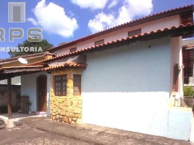 Casa à venda no Jardim Maristela em Atibaia, 3 quartos sendo 1 suíte, área gourmet, 2 banheiros, 300m² de área total, vista para a Pedra Grande!