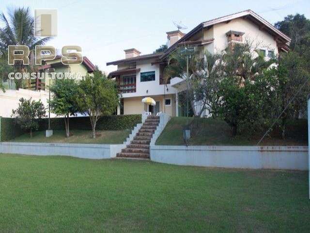 Casa em condomínio alto padrão em Atibaia. Com 5 suítes, 7 banheiros, 5 vagas na garagem, 3 salas amplas, área gourmet, piscina, campo de futebol