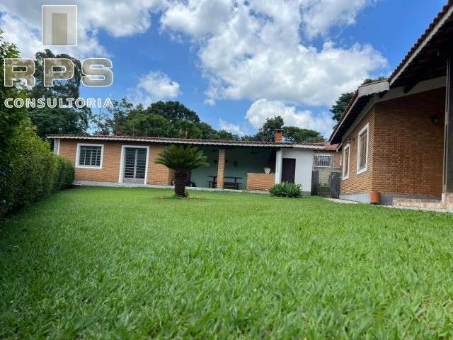 Casa a venda Retiro das Fontes em Atibaia com 314 m² , com piscina , churrasqueira e campo de futebol .