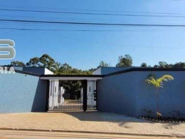 Casa térrea, pronta para morar, em residencial fechado no bairro Jardim Estância Brasil em Atibaia, com 3 quartos sendo suítes, quintal, área verde!