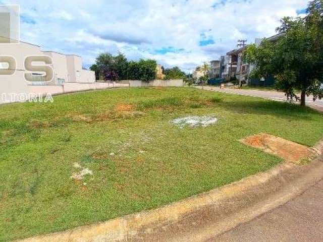 Terreno de 717m² à venda no Figueira Garden em Atibaia, excelente topografia,  lazer completo, condomínio clube e fácil acesso pela Fernão Dias