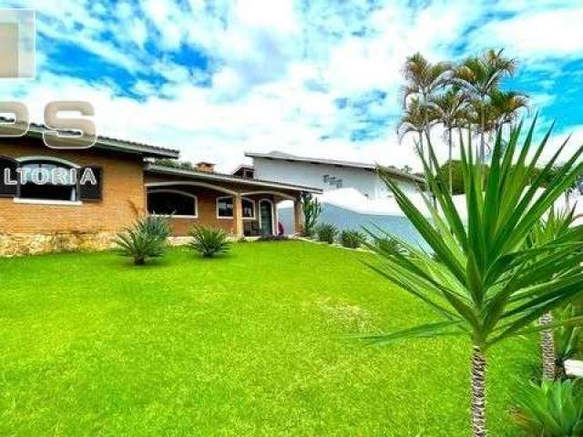 Casa com Edicula em Atibaia com 3 quartos sendo 1 suíte 2 quartos na Edicula com jardim