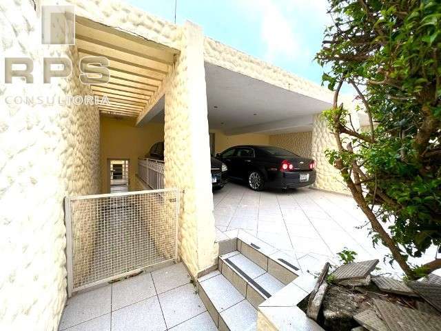 Casa à venda na Vila Thais em Atibaia, 6 quartos, 5 banheiros, 5 vagas de garagem, churrasqueira e salão de festas, 340m² construída e bem localizada