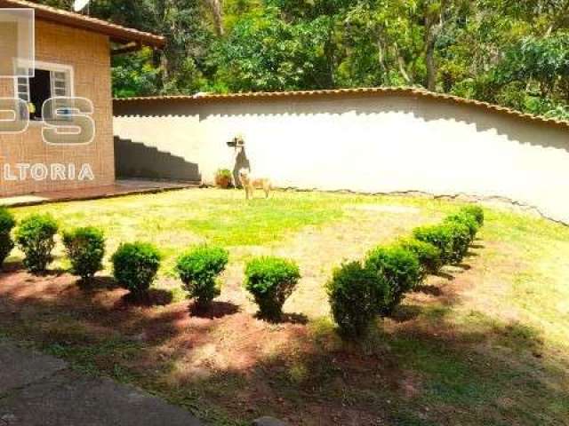 Casa térrea Residencial Itaguassú em Atibaia, 2 minutos da Alameda Lucas, 3 quartos sendo 2 suítes, churrasqueira, vaga para vários carros,