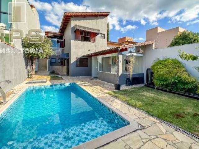 Casa à venda no Jardim Santa Barbara em Atibaia, 3 quartos sendo 1 suíte, edicula com 2 quartos e banheiro, piscina, área gourmet e área verde!