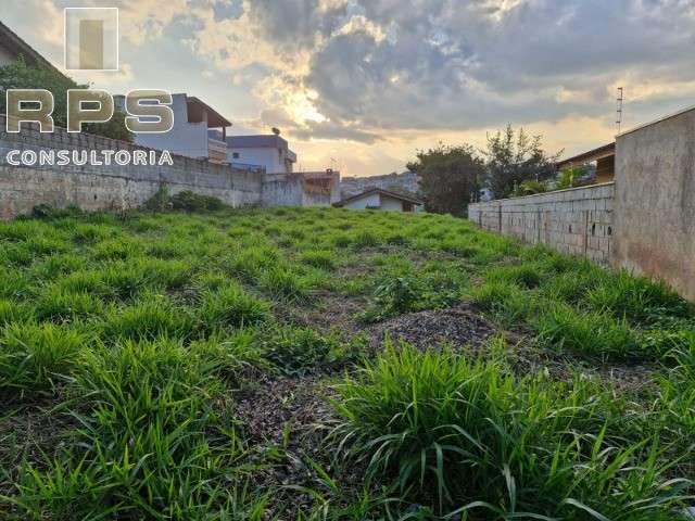 Terreno plano à venda no Retiro das Fontes em Atibaia, vista para a Pedra, rua arborizada e tranquila, perto dos serviços da Alameda Lucas