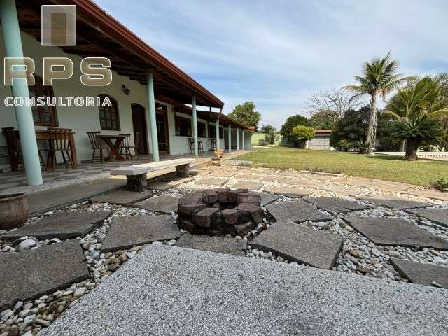 Casa térrea rústica com 4 dormitórios grandes, sendo 2 suítes, área de lazer com campo de futebol no Esplanada do Carmo, a 2km do centro de Jarinu