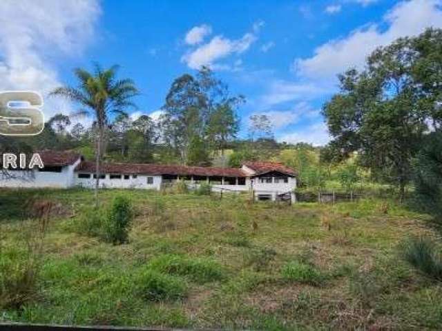 Excelente oportunidade , sítio a venda em Atibaia , Sede com 3 dormitórios 1 banheiro 02 casas de caseiro  Muita área verde ,  curral