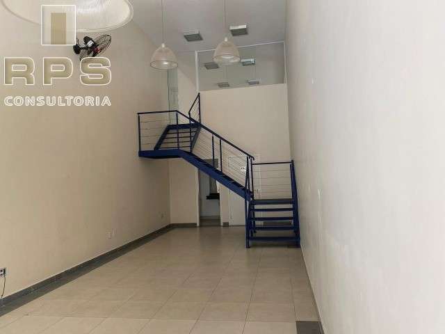 Salão comercial para locação, com  Piso inferior com 80 m²  Piso superior com 40 m²  Totalizando 120 m²   Localizado na Avenida principal de Atibaia