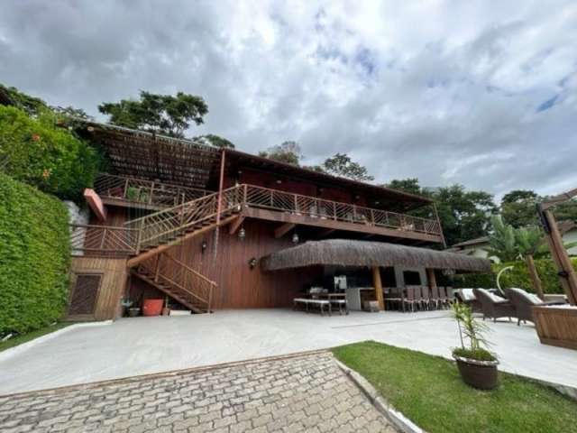 Deslumbre-se com esta incrível oportunidade de adquirir uma casa dos sonhos no exclusivo condomínio Yacamim, localizado em Ilhabela. Com uma vista esp