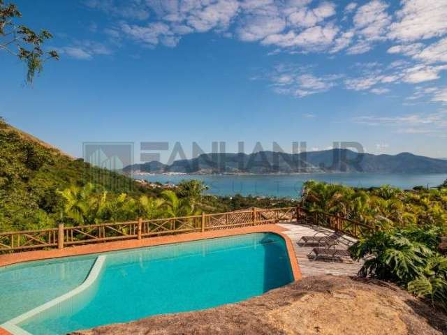 Deslumbre-se com esta magnífica casa de praia localizada no exclusivo Condomínio Sobreomar, em Ilhabela. Com uma vista incrível e uma estrutura impecá